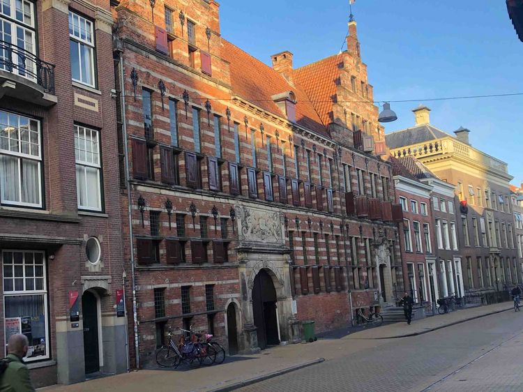 Häuser und Universitätsgebäude in Groningen Eine Straßenszene in Groningen mit historischen Gebäuden und Radfahrer.