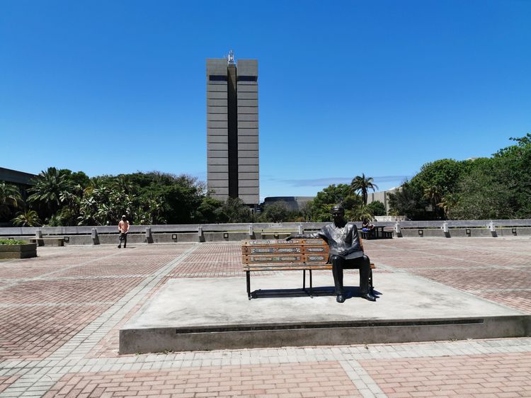 Campus der Nelson Mandela University mit Mandela-Denkmal Campus der Nelson Mandela University mit Mandela-Denkmal