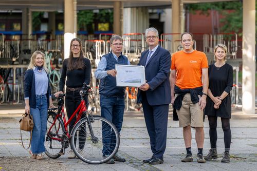 ADFC-Auditor Uwe Schmidt (3.v.l.) überreicht Jörg Stahlmann, Vizepräsident für Verwaltung und Finanzen, das Zertifikat „Fahrradfreundlicher Arbeitgeber“. Mit dabei (v.l.): Ajana Behrend, Gebäudemanagement, Anna Krämer, Referentin Klimaschutzmanagement, Wolf Wiegand, Vorstand ADFC Oldenburg, Kikan Nelle, Referentin Klimaschutzmanagement mit Schwerpunkt Alltagsmobilität.