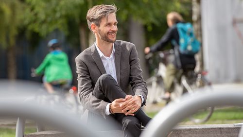 lachende Person im Sitzen