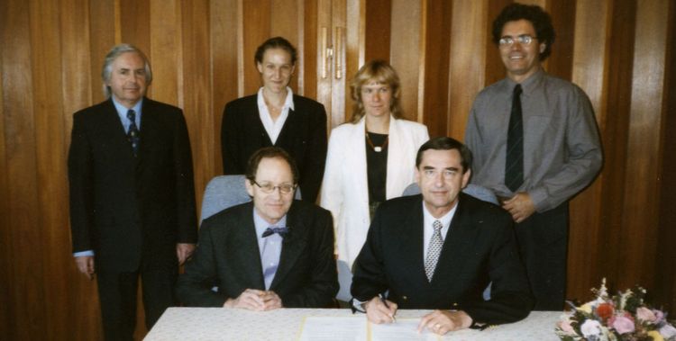Memorandum of Understanding  Unterzeichnung des ersten Memorandum of Understanding (1998) zwischen der NMU und UOL
