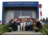 Gruppenbild vor dem Info-Center des Jade-Weser-Ports in Wilhelmshaven