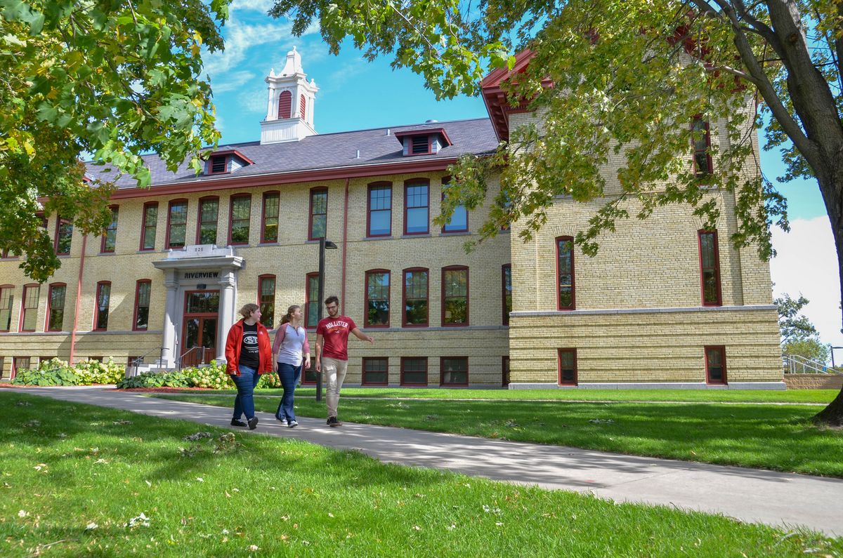Justin Kimmerle, Morgan Steffens and Victoria Pounder auf dem St. Cloud Campus (Fall 2019). 