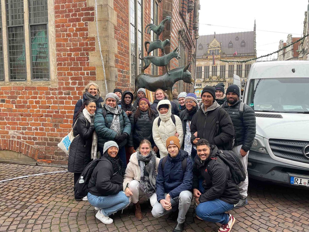 DAAD Winter School 2024 A group of participants at the DAAD Winter School in front of the Bremen Town Musicians.