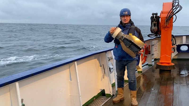Thomas Badewien steht mit Drifter auf einem Boot