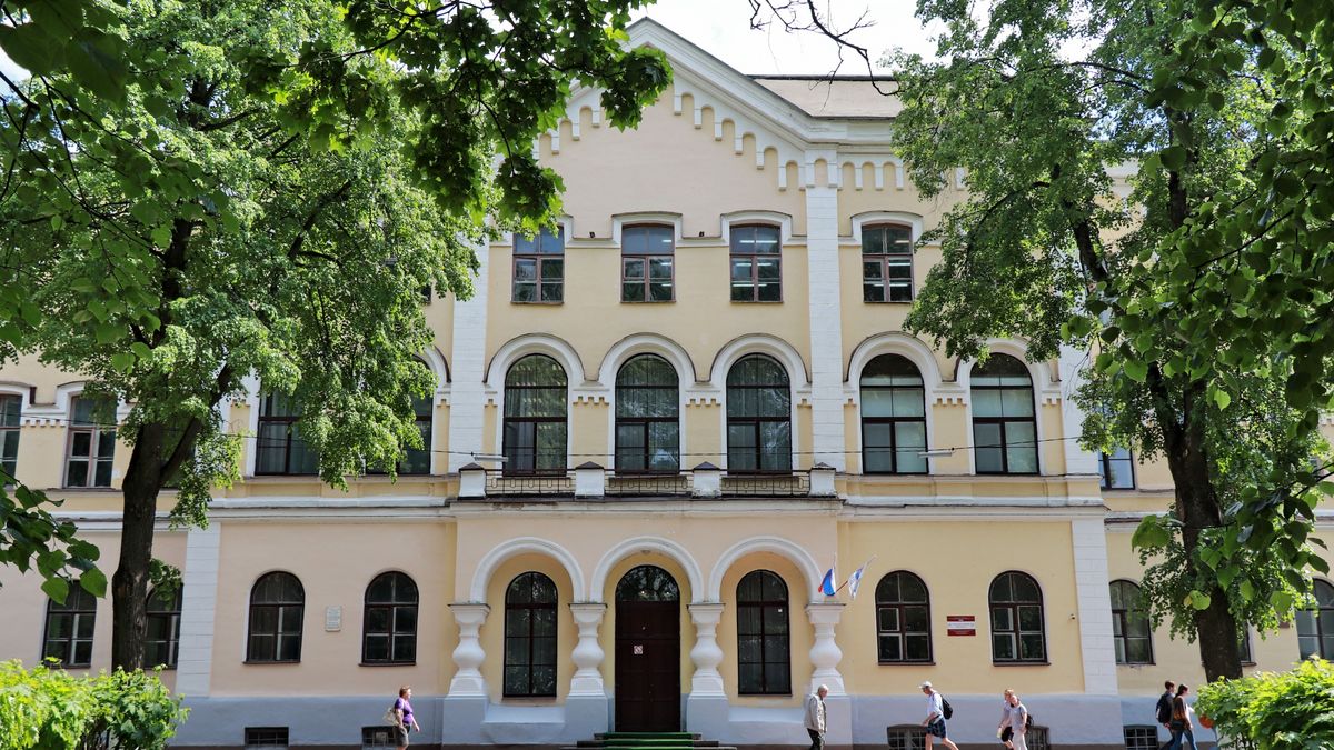 Universitätsgebäude in Novgorod