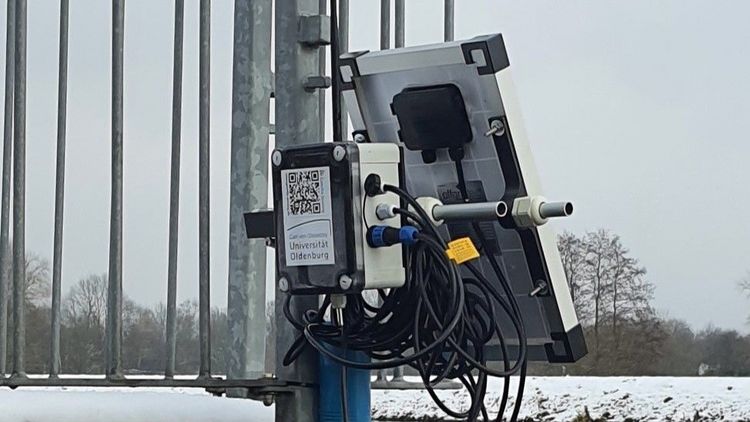 Die GBox ist eine rechteckige Box an der Kabel herausführen, die zum Solarpanel führen oder zum Sensor. Auf der grauen GBox ist ein QR Code der Universität, der zu der Website der Projektgruppe führt. Auf der Box ist eine Antenne, die die gesammelten Daten per LoRa an die Website übermittelt.  