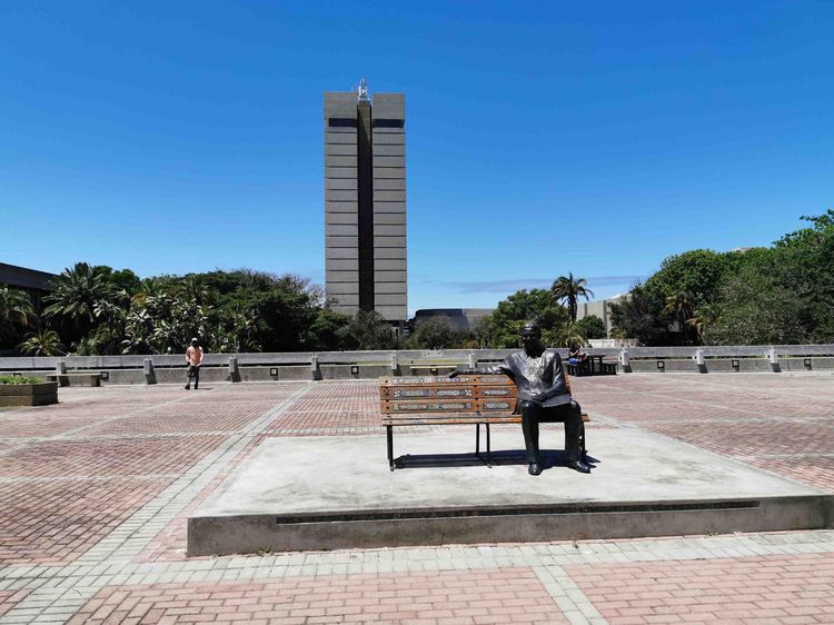 Campus der Nelson Mandela University mit Mandela-Denkmal Campus der Nelson Mandela University mit Mandela-Denkmal