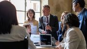 Führungskraft bespricht Windenergie mit diversem Team
