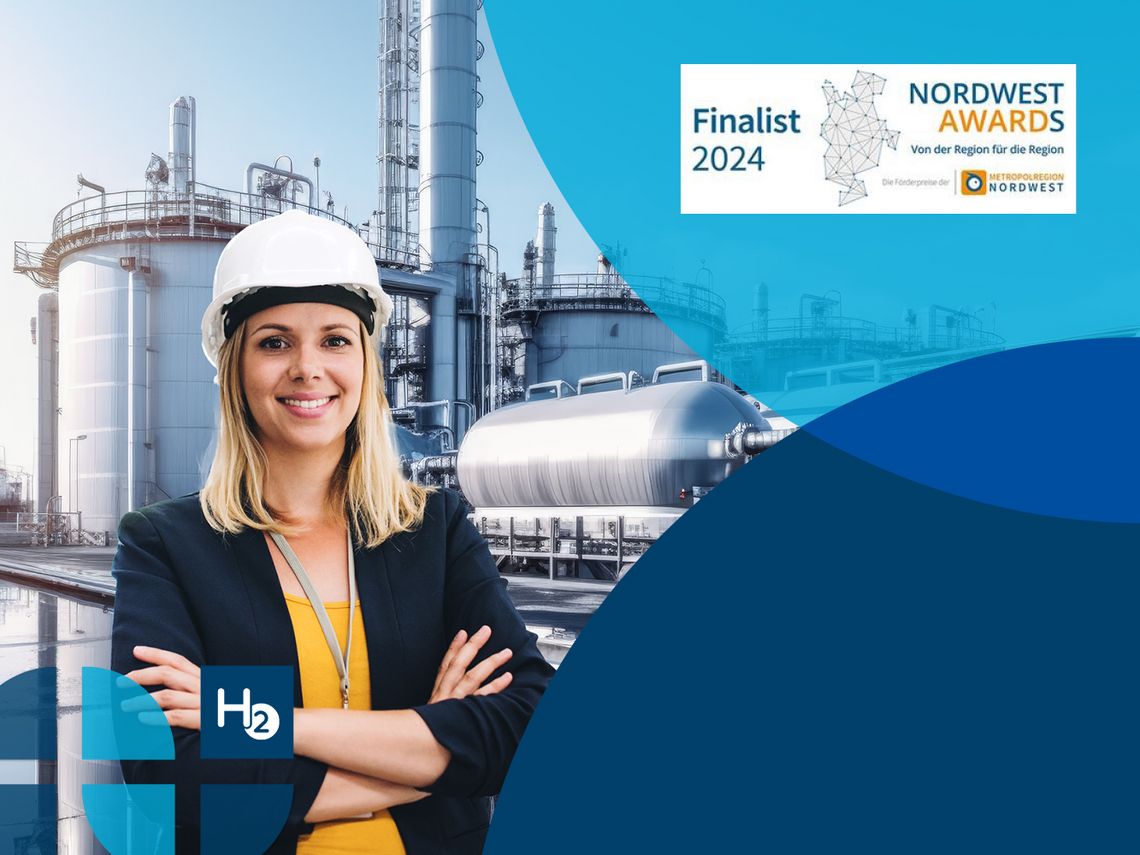 Eine Frau mit verschränkten Armen steht vor einem Wasserstoffwerk und lächelt in die Kamera; oben ist ein Logo der Finalisten der Nordwest Awards 2024.