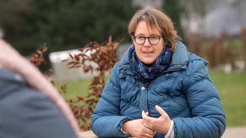 Silja Stegemeier im Interview unter freiem Himmel. 