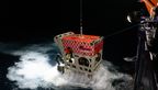 Ein Tauchrobotor wird ins Meer abgelassen.