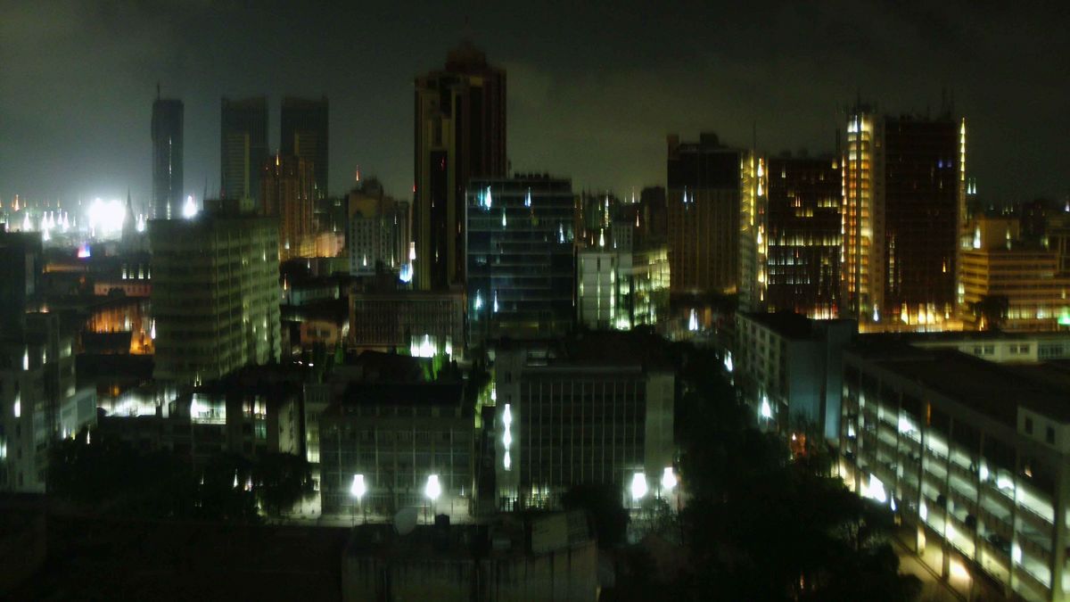 Dar es Salaam bei Nacht Eine nächtliche Skyline von Dar es Salaam, Tansania, mit hohen Gebäuden und Lichtern.