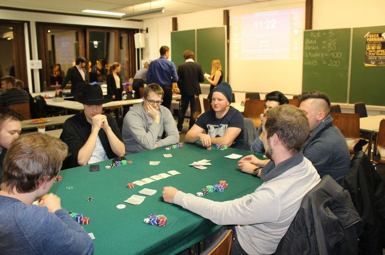 Pokerspieler am Pokertisch