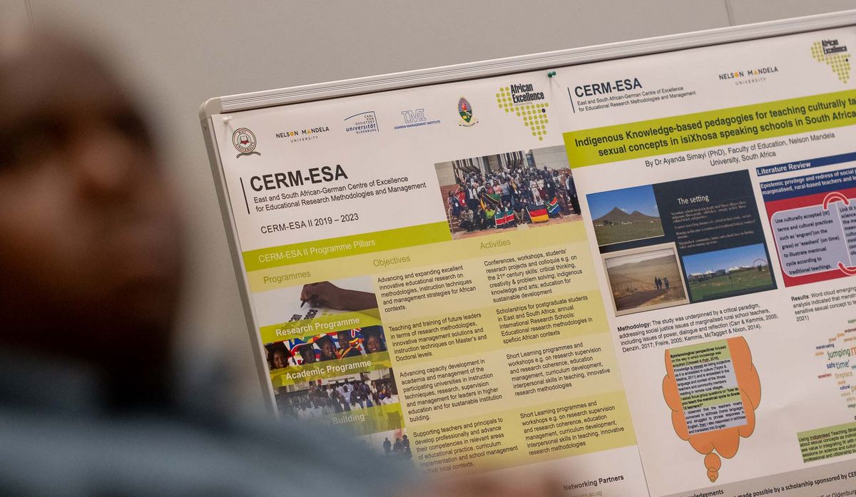 Symposium Das Bild zeigt eine Nahaufnahme eines Posters mit einem nicht vollständig lesbaren Titel. Das Poster ist mit Text, Diagrammen und Logos, u. a. der Nelson Mandela University, der Uni Oldenburg und des CERM-ESA (East and South African-German Centre of Excellence for Educational Research Methodologies and Management) gefüllt. Es handelt sich um eine wissenschaftliche Arbeit, die sich mit pädagogischen Ansätzen und Forschungsergebnissen befasst.