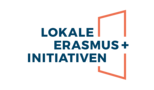 Logo der Lokalen Erasmus+ Initiativen. Es besteht aus dem dunkelblauen Text "Lokale Erasmus+ Initiativen", links ist ein orangefarbener Rahmen, der perspektivisch verzerrt ist und an eine Tür erinnert. Das + aus dem Schriftzug ist an der Stelle einer Türklinke platziert. 