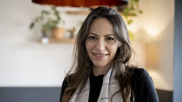 Porträtbild von Hanin Karawani mit Humboldt-Schal.