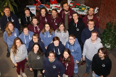 Das Foto zeigt den Fachschaftsrat Umweltwissenschaften für Winter- & Sommersemester 2017/18. Zu sehen sind 22 Studierende, alle im Alter von Anfang bis Ende 20. Sie tragen alle bunte Pullover oder Jacken mit dem Logo der Fachschaft.  Sie stehen in mehreren Reihen. Das Foto wurde im ICBM aufgenommen. Im Hintergrund, befindet sich ein Modell-Schiff in einer Vitrine vor einer Backsteinmauer, rechts und links je eine Topfpflanze.