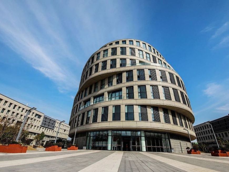 Rundes sechsstöckiges Gebäude auf dem Campus der Shanghai University