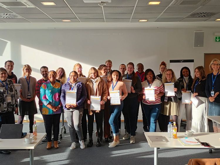 Gruppenbild Zu sehen ist die Gruppe der DAAD Winter School 2022 mit Zertifikaten