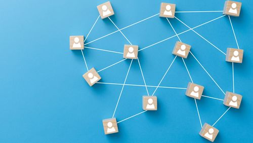 Abstraktes Bild mit Holztäffelchen, die durch Linien zu einem Netz verbunden sind.