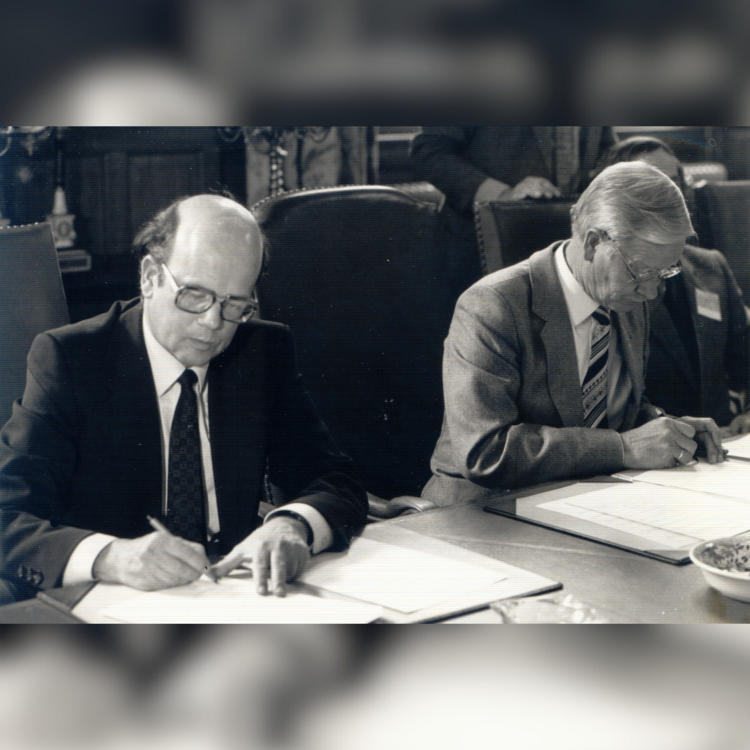 Das Bild zeigt den damaligen Universitätspräsident Hans-Dietrich Raapke und den damaligen Präsidenten der Universität Groningen bei der Unterzeichnung des Vertrags.