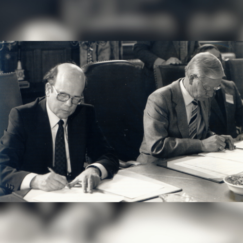 Das Bild zeigt den damaligen Universitätspräsident Hans-Dietrich Raapke und den damaligen Präsidenten der Universität Groningen bei der Unterzeichnung des Vertrags.