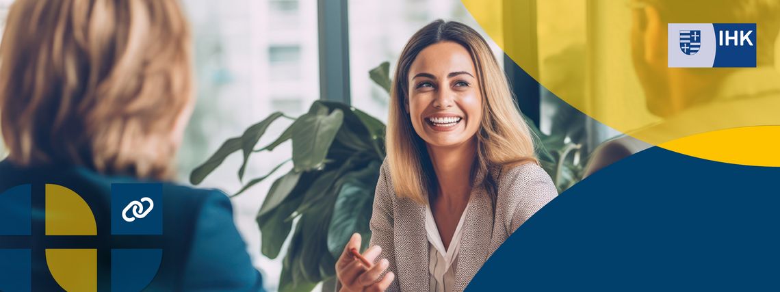 Weiterbildung "Koordinator*in Betriebliches Kompetenzmanagement" Auf dem Bild lächelt eine junge Frau in einem Meeting. Das Bild ist mit dem Titel: "Jetzt Weiterbilden" und dem Logo der IHK versehen.