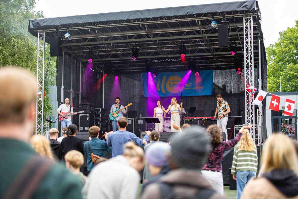 Eine Band performt auf der Bühne während des Internationalen Sommerfests.