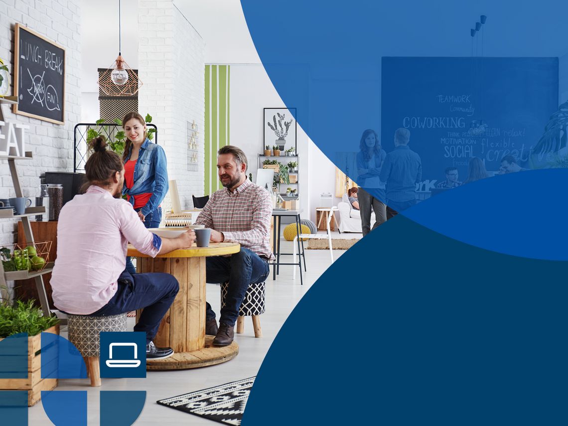 Viele Menschen sitzen und stehen in einem Co-Working-Büro und reden miteinander.