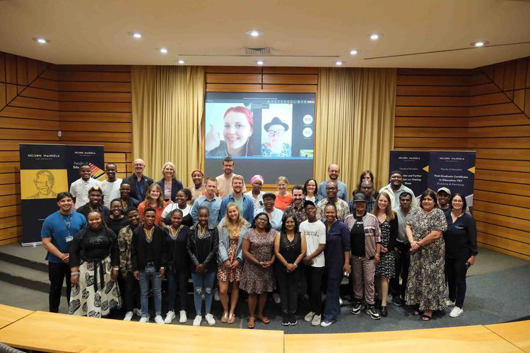 Winter School Gruppe in Südafrika Eine Gruppe von Menschen posiert für ein Gruppenfoto während der Winter School an der Nelson Mandela University.
