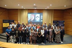Winter School Gruppe in Südafrika Eine Gruppe von Menschen posiert für ein Gruppenfoto während der Winter School an der Nelson Mandela University.