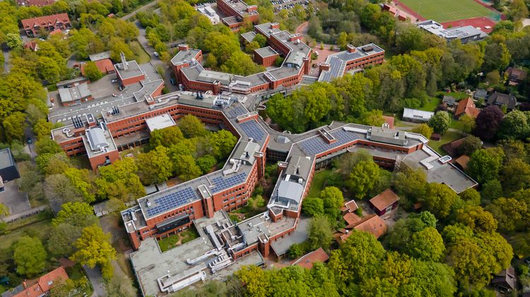 Campus Naturwissenschaften Photovoltaik-Anlagen auf den Dächern im Frühherbst