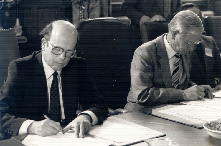 Universität Groningen, Kooperation, Uni Groningen, Unterzeichnung des ersten Kooperationsvertrages, Groningen 1980, v.l.n.r. Jan Bleumink, Hans-Dietrich Raapke