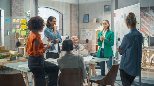Auf dem Bild ist ein Meeting in einem Besprechungsraum zu erkennen.