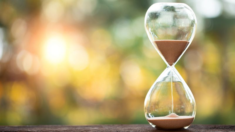 Sanduhr vor unscharfem Hintergrund