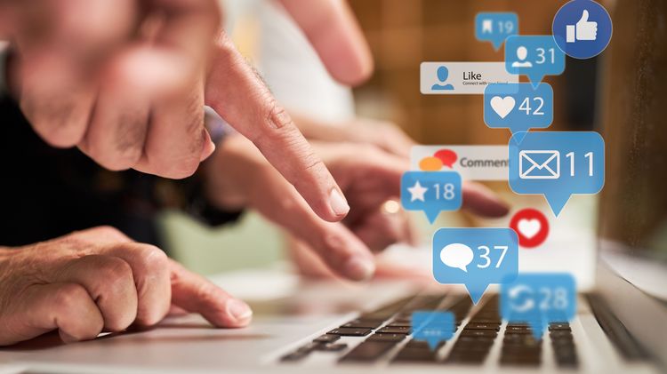 Finger an einer Tastatur, von der Benachrichtigungen verschiedener Apps aufsteigen.