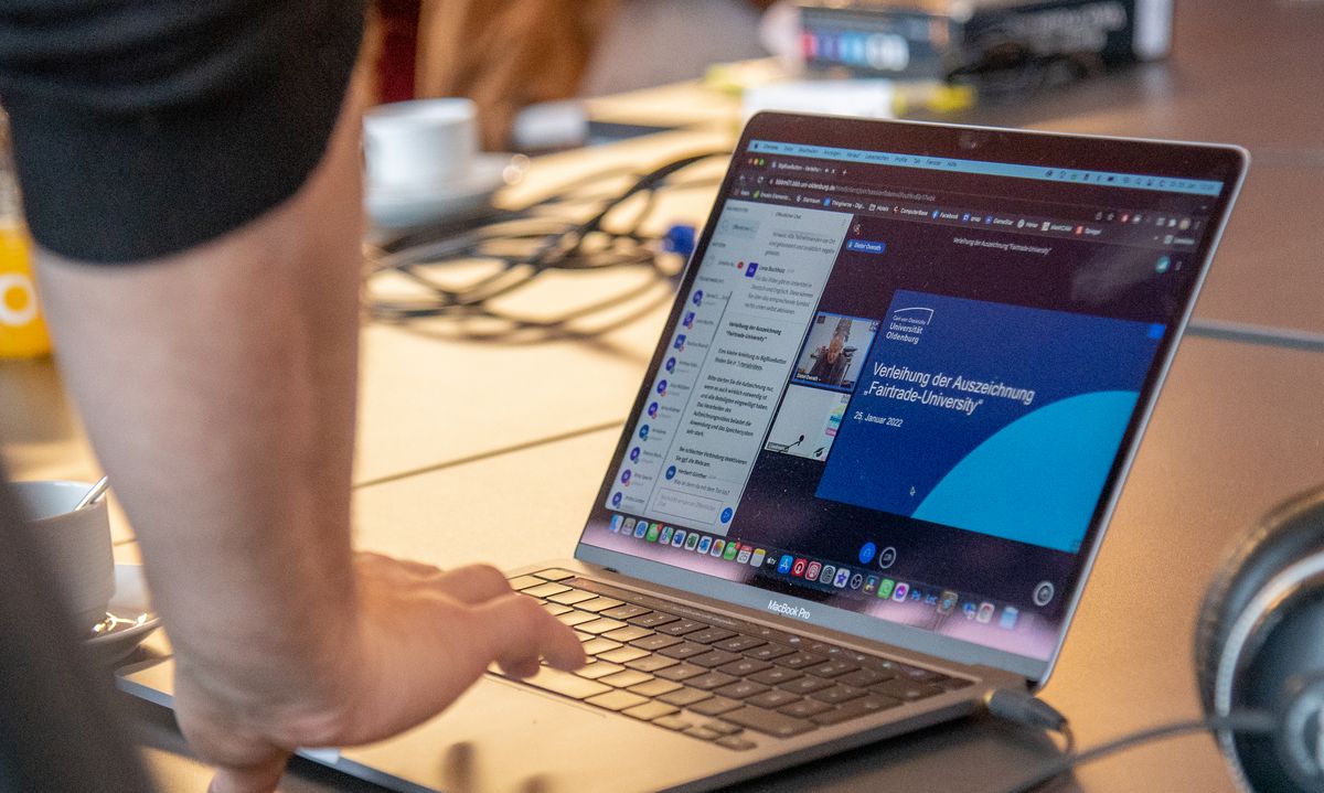 Computer mit geöffnetem Livestream der Verleihung