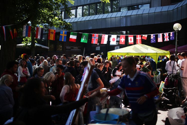 Internationales Sommerfest 2016: Besucher auf dem Mensavorplatz