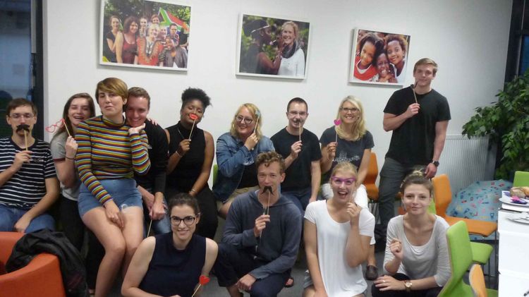 Sommerkurs-Gruppe 2017 im Interkulturellen Treff Eine Gruppe von jungen Menschen beim Fotoshooting mit lustigen Requisiten.