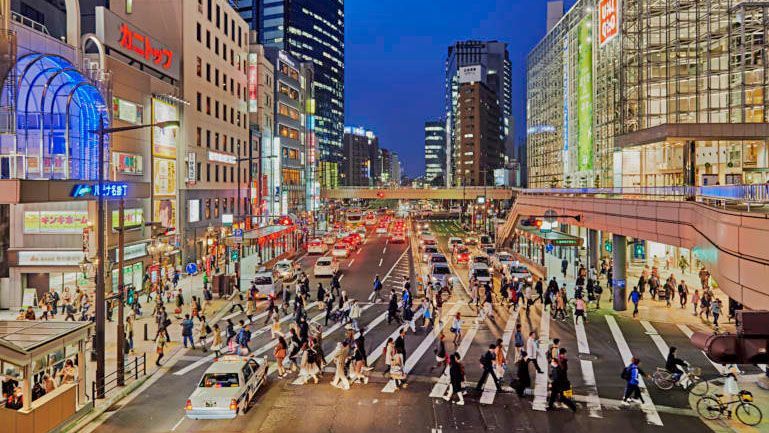 Tohoku Downtown Eine belebte Innenstadtansicht von Tohoku mit vielen Menschen und Autos bei Nacht.