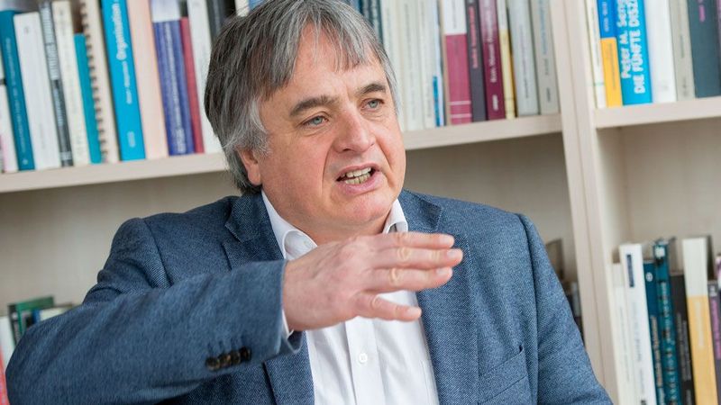 Porträtfoto des Sozialwissenschaftlers Martin Heidenreich vor einer Bücherwand.