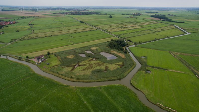 Luftbild vom Freepsumer Meer, einem ehemaligen See, der 2,50 Meter unter Normalnull liegt. 