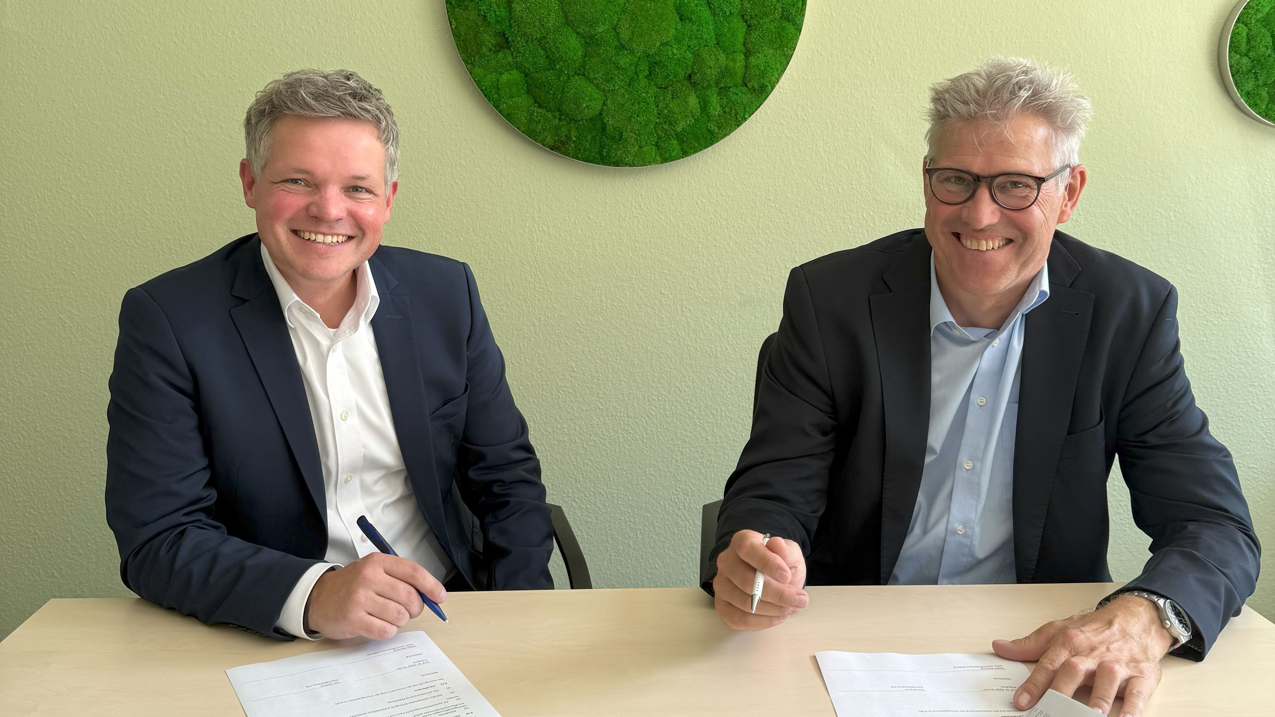 Stefan Bünting von der IHK und C3L-Geschäftsführer Tim Zentner (rechts) unterzeichnen den Kooperationsvertrag für die Weiterbildung „Projektmanager*in Fachkräftesicherung (IHK)“.