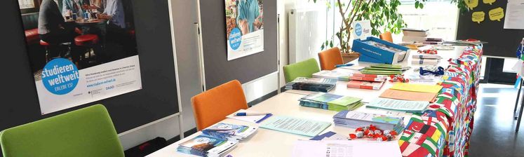 Internationale Tage der Universität Oldenburg 2 Infostand mit Flyern & Länderflaggen während der Internationalen Tage.