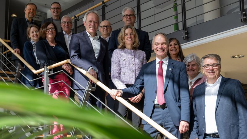 Männer und Frauen stehen auf einer Treppe und schauen in die Kamera. Der Univiersitätspräsident ist in der Bildmite, daneben der Oldenburger Oberbürgermeister und Präsidiumsmitglieder der Uni sowie Verwaltungsspitzen der Stadtverwaltung. 