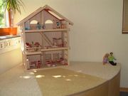 Foto C3L Hochschulambulanzen - Räumlichkeiten - Therapieraum für Kinder - Puppenhaus