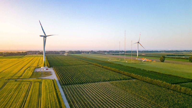 Luftbild des Forschungswindparks und der umliegenden Landschaft im Abendlicht