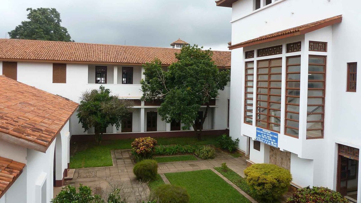 Balme Library Die Balme Library der University of Ghana, ein Gebäude mit roten Ziegeldächern und weißen Wänden.