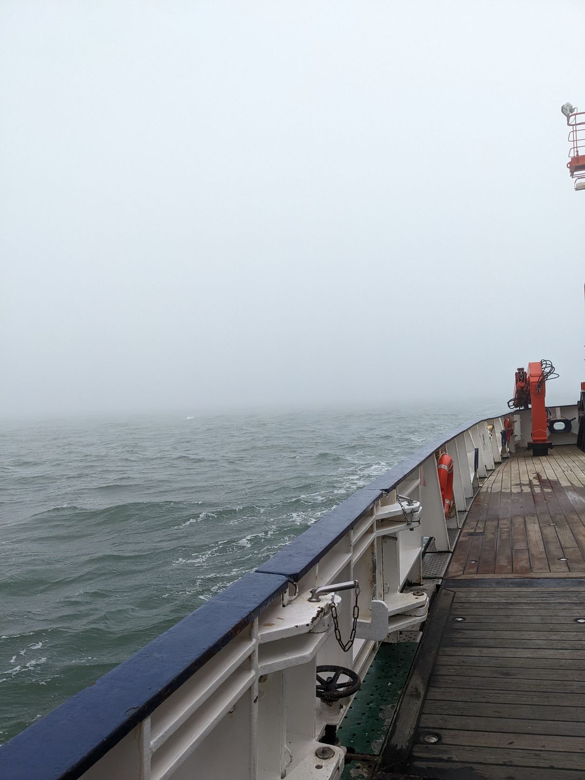 Nebel auf See — Hanna Sommer — Das Bild ist auf der Forschungsfahrt mit der Heincke Anfang März 2024 entstanden, wo der Nebel über dem Wasser stand. Bei der Forschungsfahrt wurden verschiedene Parameter im Meer mit unterschiedlichen Messmethoden aufgenommen, um zu ermitteln wodurch die Phyto- und Zooplanktongemeinschaften in der Deutschen Bucht beeinflusst werden. 